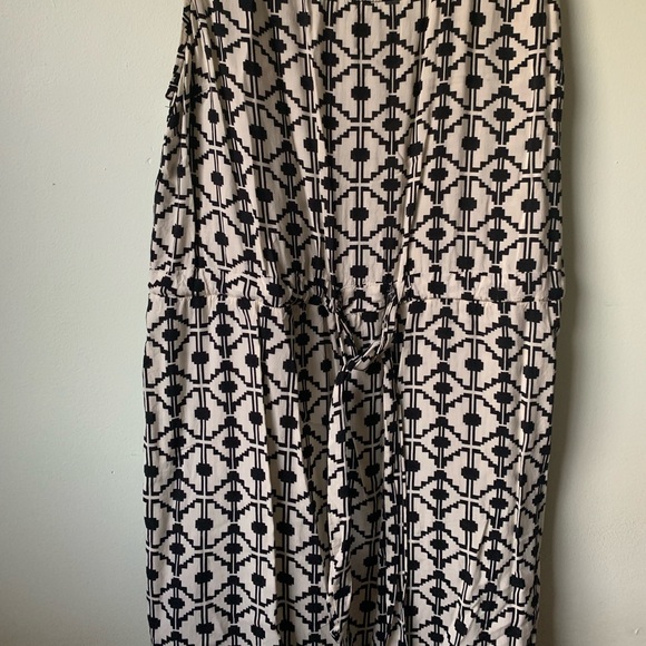 Forever 21 black and white sun dress - Picture 2 of 4